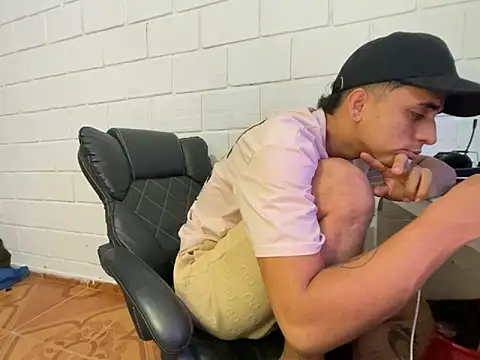 Snapshot of Max_TheHorseDick chatting on February 13, 2026, 3:35 am Max TheHorseDick online show from February 13, 2026, 3:35 am