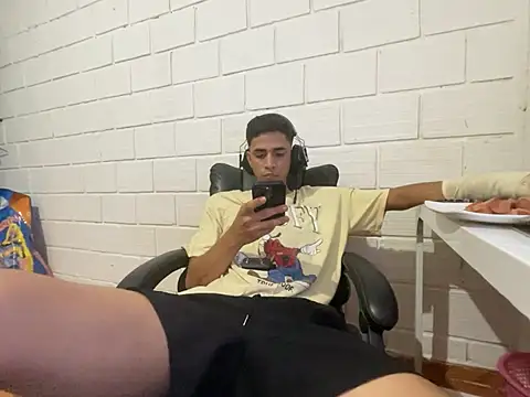 Snapshot of Max_TheHorseDick chatting on March 1, 2026, 7:05 pm Max TheHorseDick online show from March 1, 2026, 7:05 pm