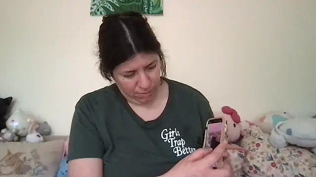 Snapshot of HYPHYtype chatting on November 19, 2025, 10:43 pm HYPHYtype online show from November 19, 2025, 10:43 pm