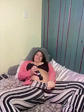 Snapshot of CamilaLovexoxo chatting on December 18, 2024, 12:10 am CamilaLovexoxo online show from December 18, 2024, 12:10 am