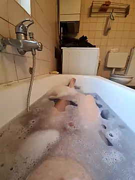 Snapshot of toeloverlive chatting on December 17, 2024, 9:39 am toeloverlive online show from December 17, 2024, 9:39 am