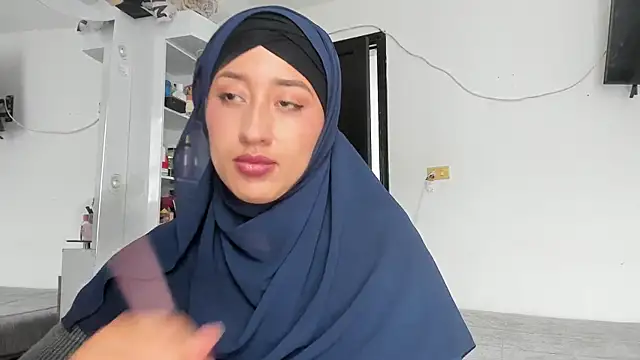 adila anich online show from September 18, 2025, 5:37 pm