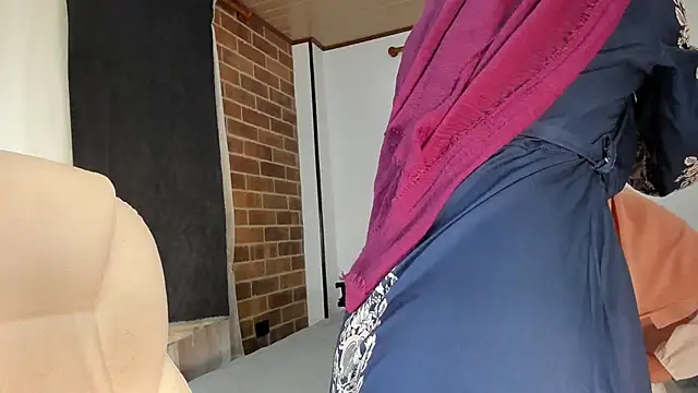 adila anich online show from November 7, 2025, 11:27 pm