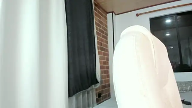 adila anich online show from November 27, 2025, 2:02 am