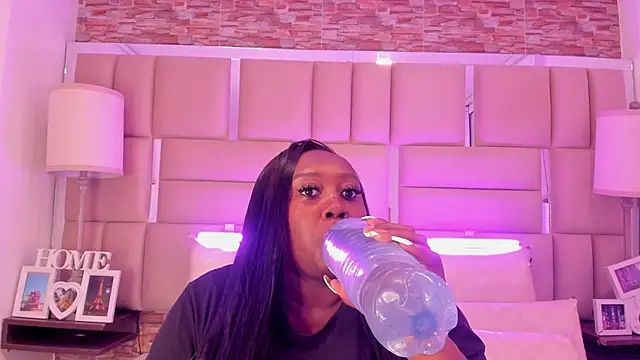 ShaniaBrownn online show from January 7, 2026, 7:49 pm