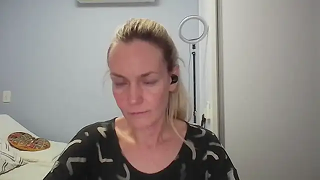 Snapshot of Annylove1 chatting on February 8, 2026, 12:36 am Annylove1 online show from February 8, 2026, 12:36 am