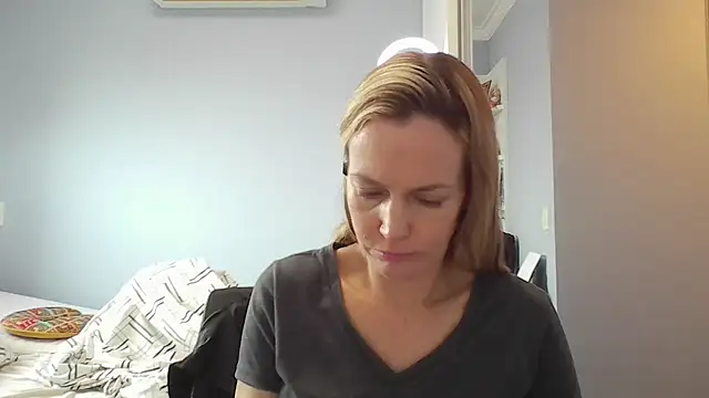 Snapshot of Annylove1 chatting on February 10, 2026, 10:52 am Annylove1 online show from February 10, 2026, 10:52 am