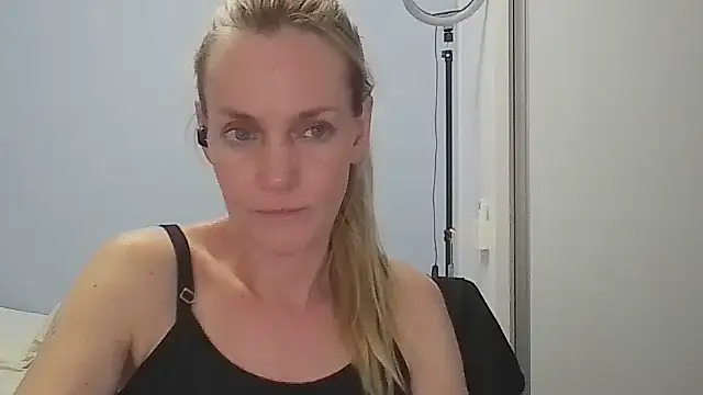 Snapshot of Annylove1 chatting on February 18, 2026, 12:17 am Annylove1 online show from February 18, 2026, 12:17 am