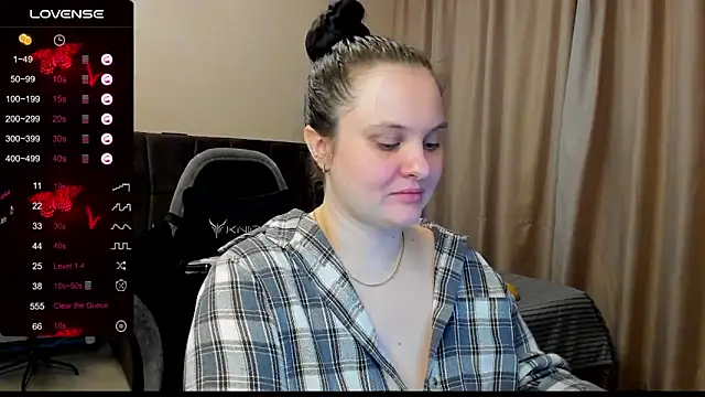 Snapshot of AlanaBrox chatting on December 22, 2025, 4:26 pm AlanaBrox online show from December 22, 2025, 4:26 pm