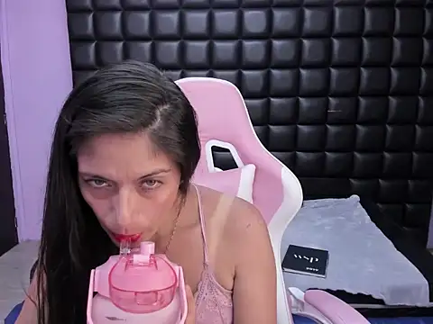 AnnyMilet  online show from November 7, 2025, 11:05 pm