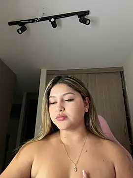 lunablossom  online show from February 25, 2026, 11:47 pm