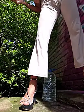 Snapshot of Yuky_ta chatting on February 9, 2026, 2:21 pm Yuky ta online show from February 9, 2026, 2:21 pm