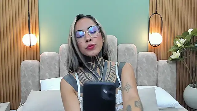 NicoleBlum online show from March 7, 2025, 1:40 pm