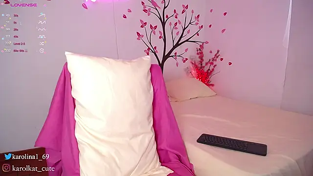 Snapshot of Karolina_1 chatting on February 12, 2025, 7:35 pm Karolina 1 online show from February 12, 2025, 7:35 pm