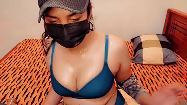 Snapshot of Kiara-Tanvi chatting on February 23, 2025, 8:33 pm Kiara-Tanvi online show from February 23, 2025, 8:33 pm