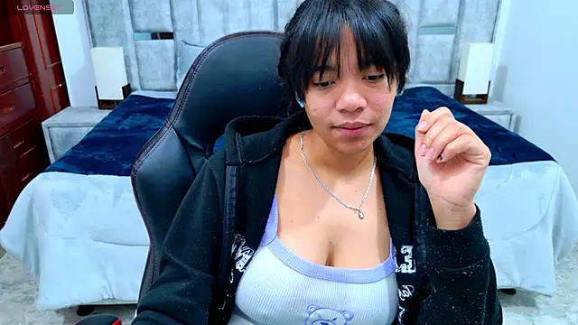 laureentt  online show from February 3, 2026, 3:15 am