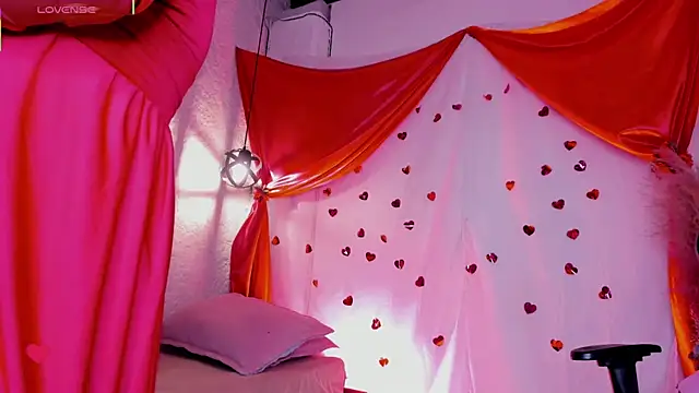 Snapshot of Alizon_1 chatting on February 14, 2026, 6:04 pm Alizon 1 online show from February 14, 2026, 6:04 pm