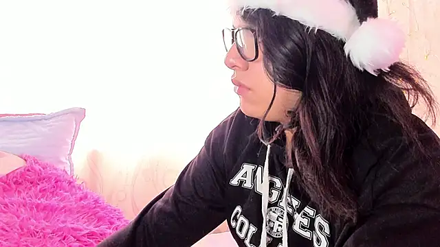 Snapshot of Satuurn_ chatting on December 19, 2024, 7:40 pm Satuurn online show from December 19, 2024, 7:40 pm