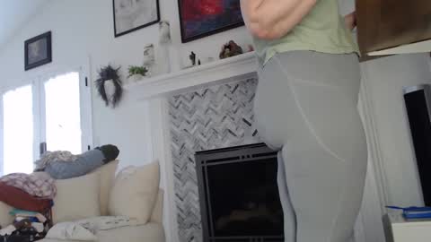 Aurora Willows online show from October 2, 2025, 2:46 pm