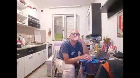 Snapshot of 1973man chatting on June 8, 2026, 10:32 pm 1973man online show from June 8, 2026, 10:32 pm