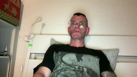 Snapshot of 1_hot_minute chatting on May 16, 2026, 9:46 pm J online show from May 16, 2026, 9:46 pm
