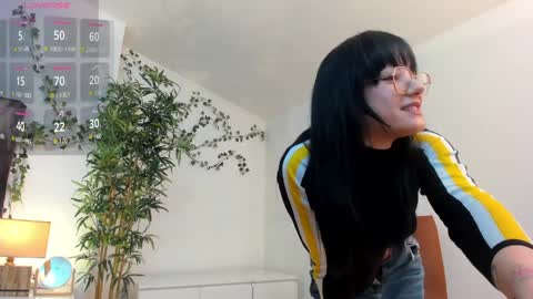 Snapshot of 1munique chatting on April 2, 2026, 5:54 pm Moona online show from April 2, 2026, 5:54 pm