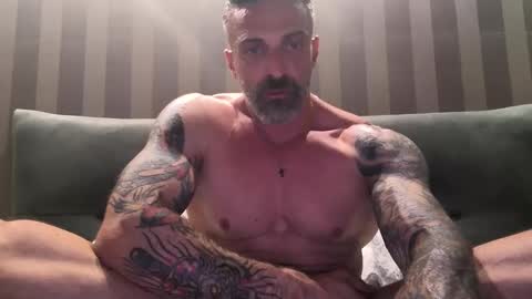 Snapshot of 22colin22 chatting on May 18, 2026, 4:07 am Nik online show from May 18, 2026, 4:07 am
