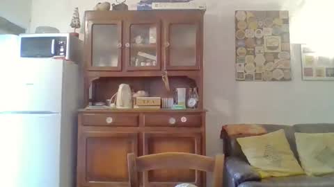 22esserre online show from October 3, 2025, 1:08 pm