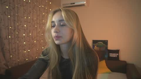 Snapshot of 2girls_1dream chatting on December 18, 2024, 4:28 pm Elley online show from December 18, 2024, 4:28 pm