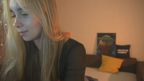 Snapshot of 2girls_1dream chatting on December 24, 2024, 4:30 pm Elley online show from December 24, 2024, 4:30 pm