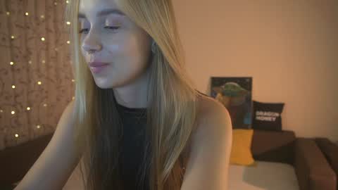 Snapshot of 2girls_1dream chatting on December 26, 2024, 4:25 pm Elley online show from December 26, 2024, 4:25 pm