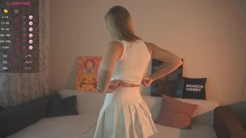 Snapshot of 2girls_1dream chatting on March 7, 2025, 8:56 am Elley online show from March 7, 2025, 8:56 am