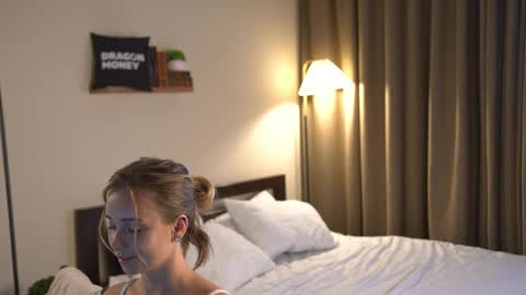 Snapshot of 2girls_1dream chatting on September 17, 2025, 7:43 am Elley online show from September 17, 2025, 7:43 am