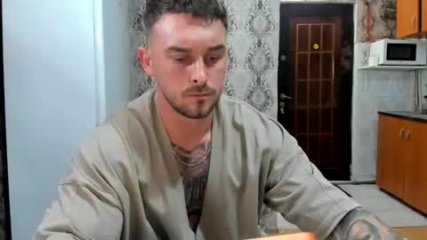 2sexymuscles online show from June 7, 2026, 8:12 pm