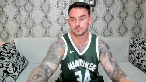 2sexymuscles online show from June 22, 2026, 7:55 pm