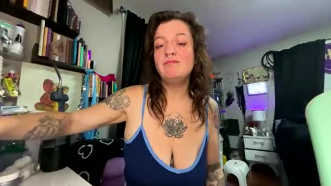 That girl online show from December 16, 2025, 3:39 pm