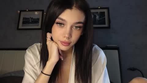 Snapshot of 9west chatting on November 19, 2025, 12:05 pm KARINA online show from November 19, 2025, 12:05 pm