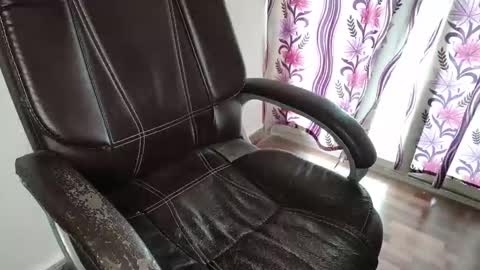 _aleena_ online show from October 25, 2025, 5:15 am