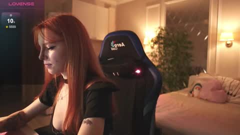 _alice_meyss_ online show from November 20, 2025, 9:31 am