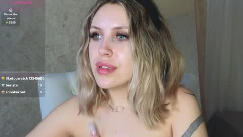 Snapshot of _amymoore_ chatting on April 9, 2026, 6:19 am _amymoore_ online show from April 9, 2026, 6:19 am