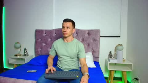 _andrewfalcon2 online show from January 24, 2025, 12:31 pm