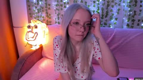 Snapshot of _angeldust_1 chatting on April 22, 2026, 12:35 am Emily online show from April 22, 2026, 12:35 am
