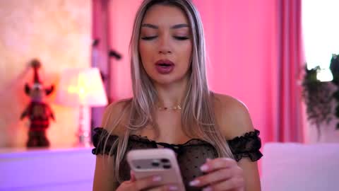 Snapshot of _arielle chatting on December 19, 2025, 9:27 am Arielle online show from December 19, 2025, 9:27 am