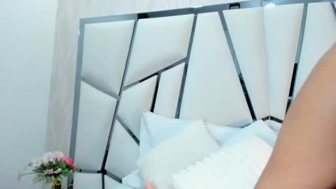 Aura online show from October 31, 2025, 2:45 am