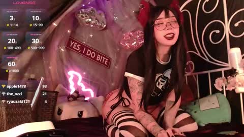 Crystal online show from November 8, 2025, 5:23 pm