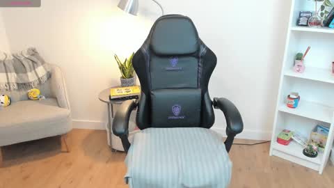 Bella Evans online show from February 25, 2025, 5:30 am