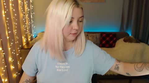 Snapshot of _blonde_barbie_ chatting on December 18, 2024, 3:47 am Elizabeth online show from December 18, 2024, 3:47 am