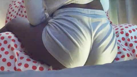 Snapshot of _bunny_b chatting on May 3, 2026, 5:19 pm I will be back soon online show from May 3, 2026, 5:19 pm