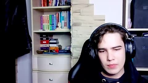 _crise_next_door_ online show from October 8, 2025, 2:14 pm