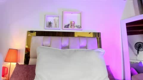 Isabella online show from October 24, 2025, 12:01 pm